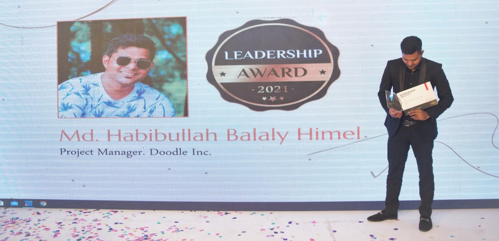 Md Habibullah Balaly receiving the Leadership Award 2021 as Project Manager at Doodle Inc.